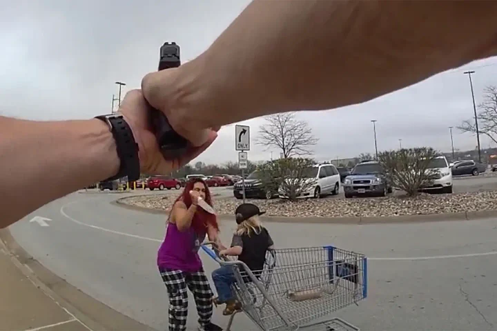 Imagini terifiante cu o femeie în timp ce înjunghie un copil de trei ani. Polițiștii au împușcat-o mortal