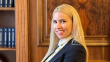 Cine este Cristina Târteață, funcționara care l-a înfruntat pe Bolojan la protestul din Senat, după reducerea personalului. A avut mai multe funcții în instituții controlate de PSD FOTO