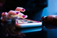 Istoria telefoanelor mobile: de la „cărămizile” anilor ’80 la smartphone-urile de azi. Tehnologia care ne-a schimbat viața