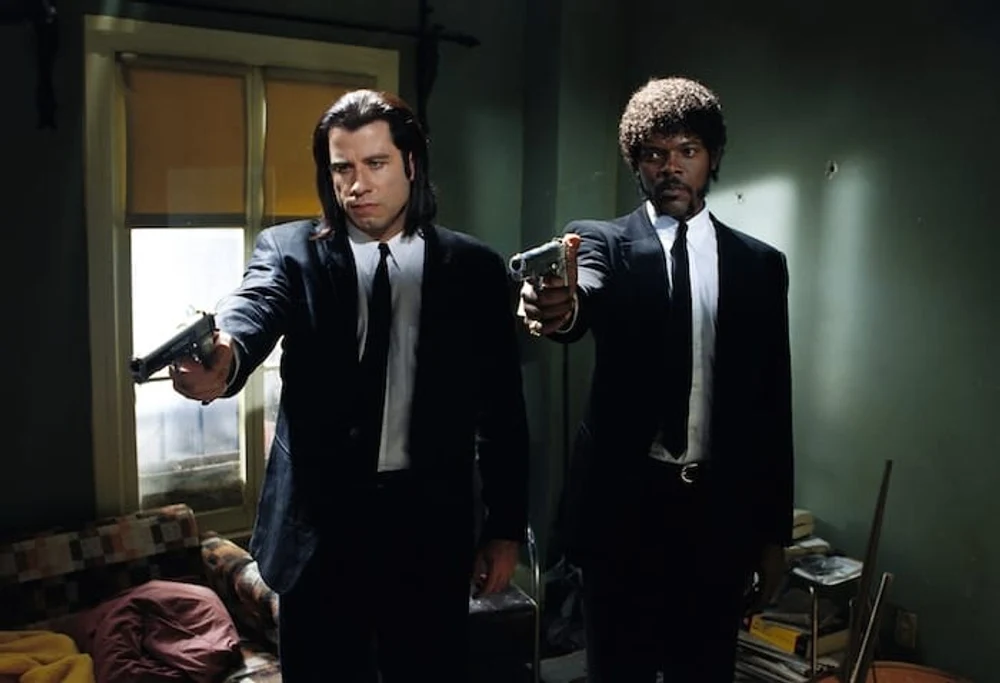 Cine a regizat filmul "Pulp Fiction" lansat în 1994?