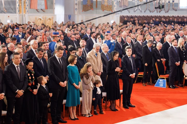 Ziua în care Biserica a deschis porțile doar pentru bogați și personalități. De ce oamenii de rând n-au avut acces în interior la slujba de sfințire a picturii Catedralei Neamului VIDEO