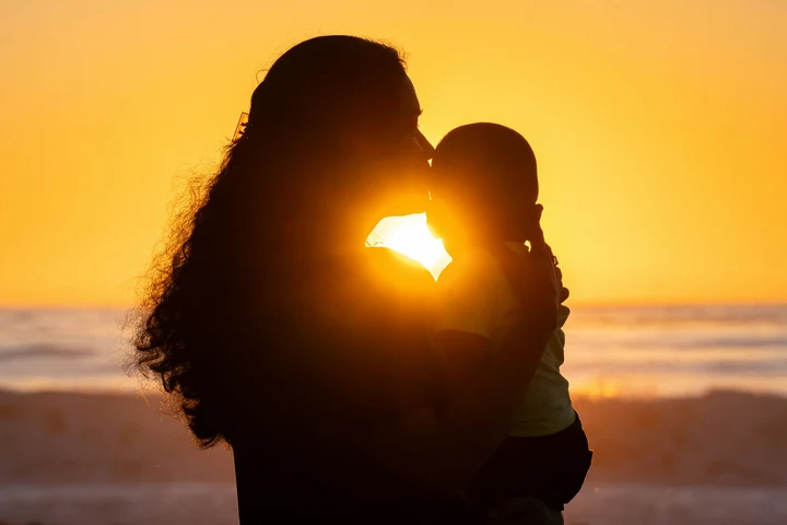 Piața neagră a copiilor. Bebeluși puși la vânzare înainte să se nască. Cum se negociază viața unui copil pe rețelele sociale