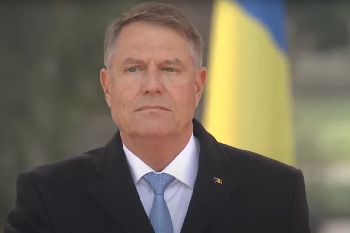 Klaus Iohannis, cu lacrimi în ochi la ceremonia de încheiere a mandatului de președinte. Șeful statului nu și-a putut stăpâni lacrimile în tim ce se cânta imnul României VIDEO