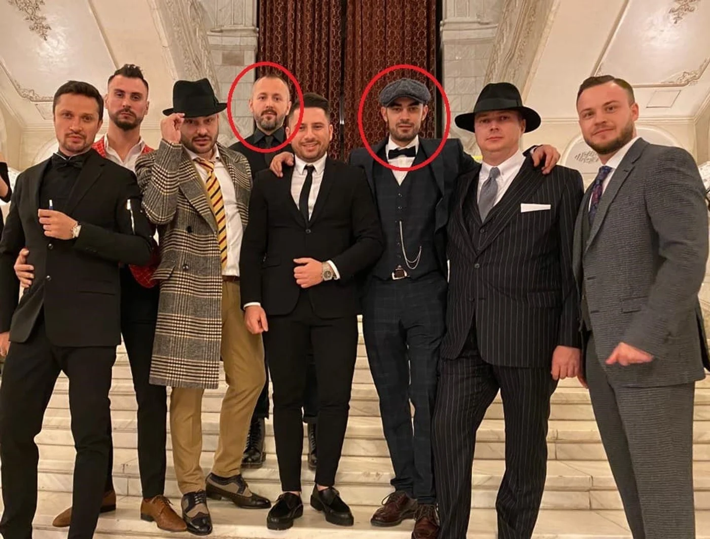 Ștefăniță Munteanu (stânga) și ”Mitză” Cristian Mihai Ciolacu, nepotul premierului (dreapta) Cei doi se aflau la Palatul Parlamentului pe 31 decembrie 2019, la petrecerea de Revelion cu tematica anilor 1920. Sursa foto: Facebook