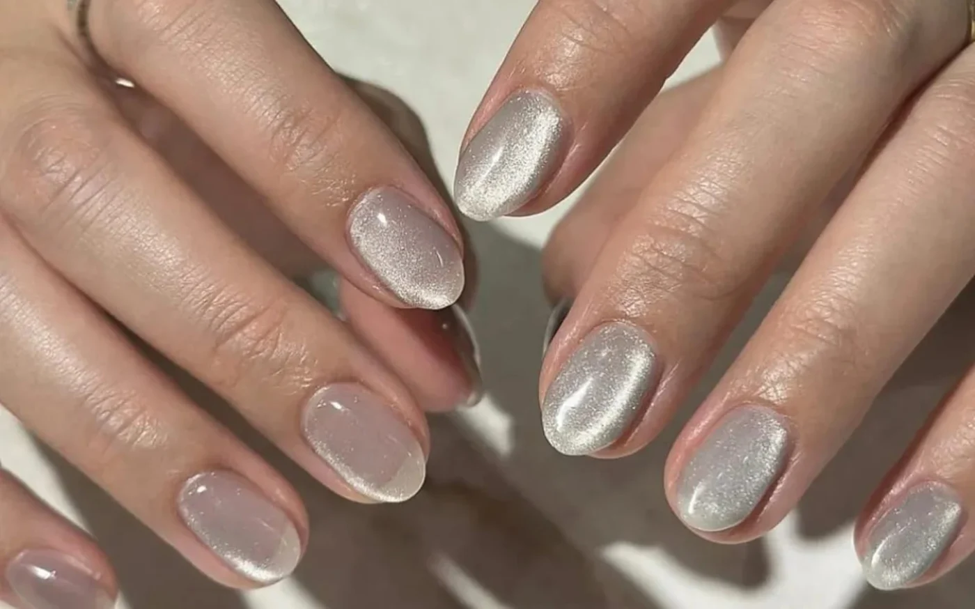 Unghii argintii, în ton cu sărbătorile. Foto: @nailtastic2025