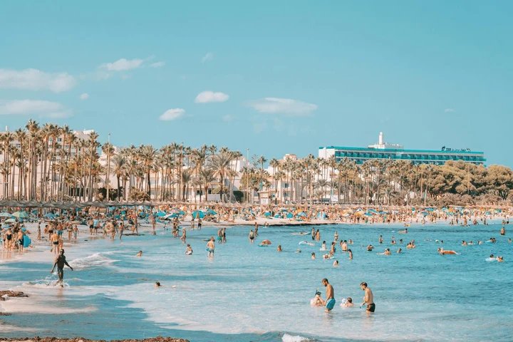 Palma de Mallorca elimină 1.700 de șezlonguri de pe plaje în contextul protestelor anti-turism