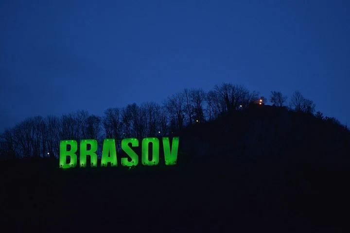 Brașovul se colorează în verde pentru bolile mitocondriale. Primăria și literele de pe Tâmpa vor fi iluminate pe 19 septembrie