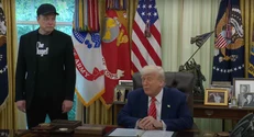 Elon Musk pleacă din administrația Trump cu un ochi vânăt, un tricou Dogefather. Cine l-a pocnit?