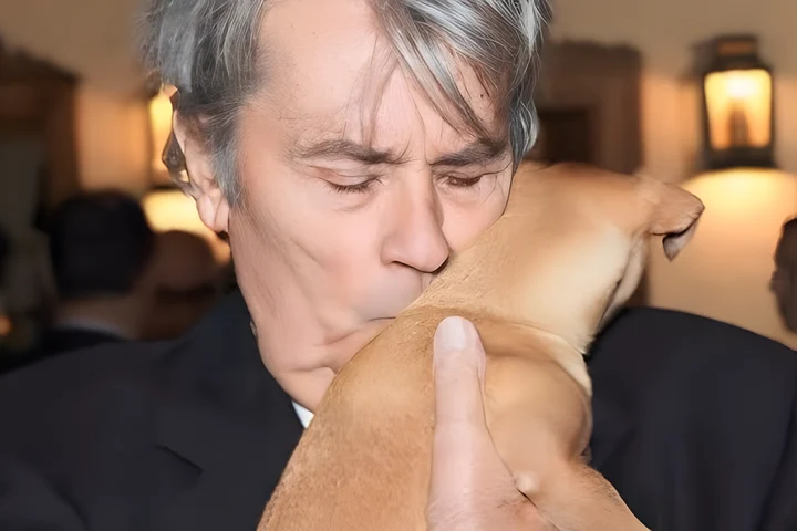 Câți ani are Loubo, câinele lui Alain Delon, pe care actorul îl dorea alături de el