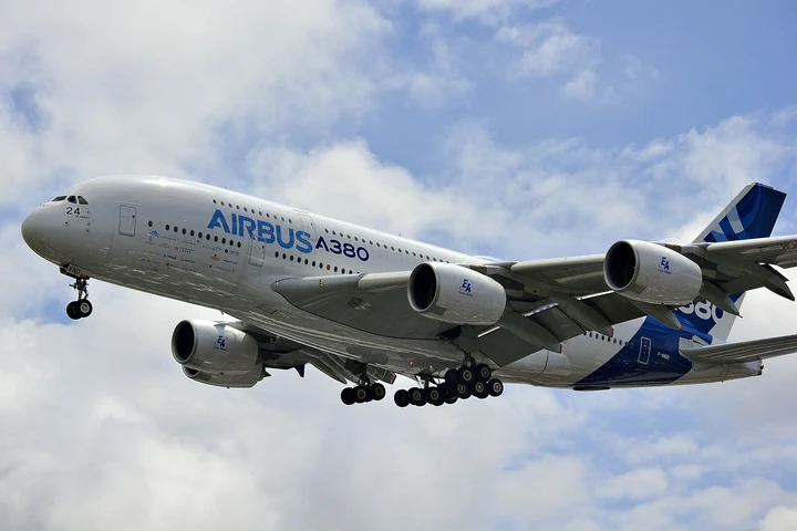 UE schimbă regulile pentru călătoriile cu avionul. Bagajul de mână va fi inclus în preț, familiile vor fi așezate împreună. Cum se vor recupera banii de acum