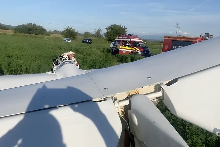 Incident aviatic la Deva: Un planor s-a prăbușit pe un câmp, pilotul de 21 de ani rănit - VIDEO