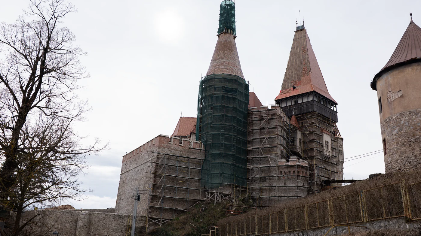 Lucrările la castel nu sunt oprite nici în weekend