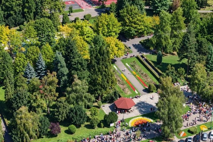 Arhitecții pun pe masă soluțiile pentru parcările din centrul Brașovului. S-ar putea să nu mai fie nevoie să se sape sub Parcul central