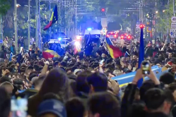 Entuziasm pro-european la București după victoria lui Nicușor Dan: "Rusia, nu uita, România nu este a ta"!