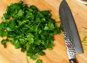 Cât pătrunjel trebuie să mănânci zilnic ca să ai o inimă sănătoasă. Ajută și la curățarea vaselor de sânge