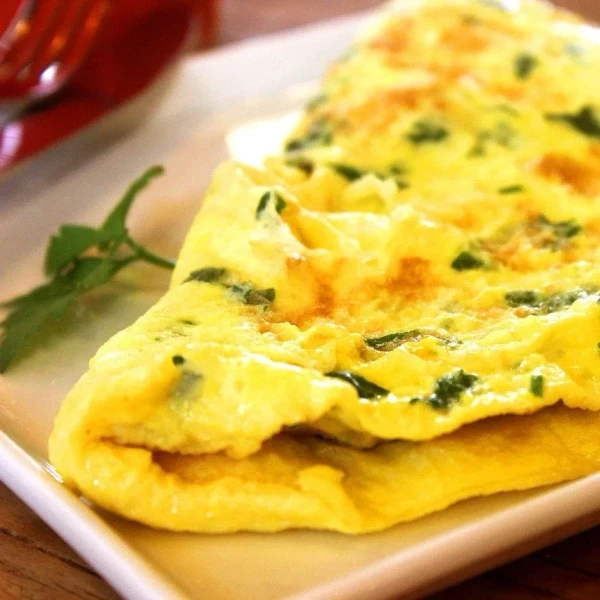 Cum se prepară cea mai pufoasă omletă! Ingredientul minune pentru dimineți cu vitamine