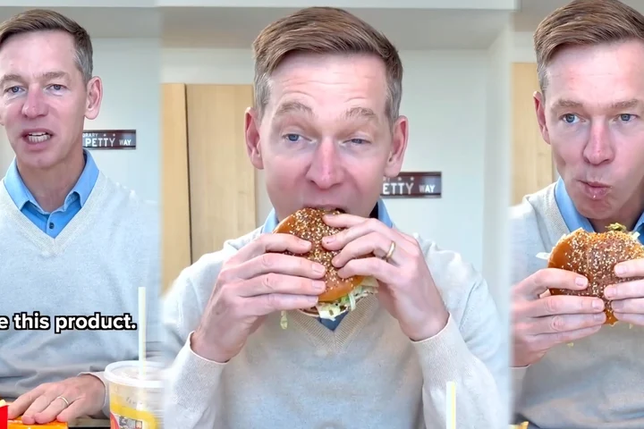CEO-ul McDonald’s, ironizat online: "Nu știe nici măcar cum să țină un burger! Nu cred că mănâncă așa ceva"