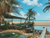 Haos în Bali: Autoritățile distrug zeci de afaceri pe celebra plajă Bingin, turiștii fug din zonă