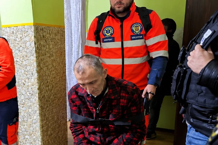 Un român aflat în stadiul patru de cancer pulmonar a venit acasă să fie alături de cei dragi înainte de a muri, dar a ajuns în spatele gratiilor. Apelul disperat al soției
