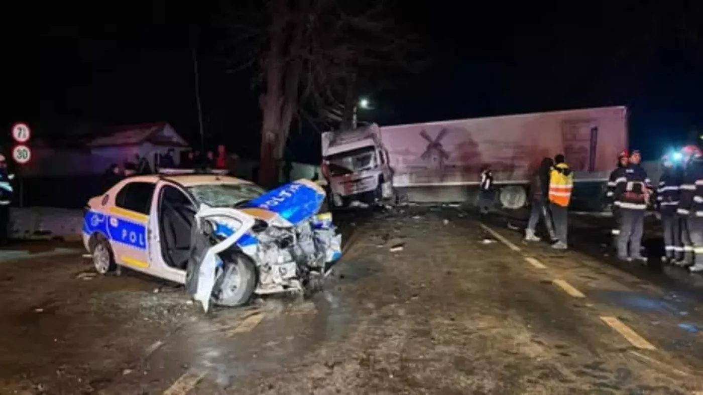 Accident în Botoșani între un TIR și o mașină de Poliție