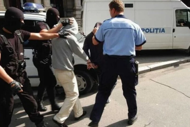 Descinderi DIICOT la Motru: tânăr de 30 de ani, prins cu saci de cannabis și plantație în serele părinților din Samarinești