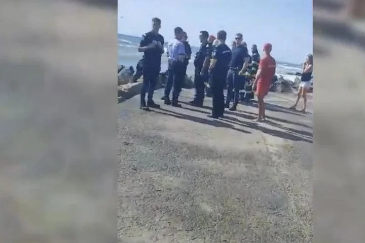 Turiștii fug de pe litoral. O mină marină a explodat în Costinești. O altă mină plutește în larg