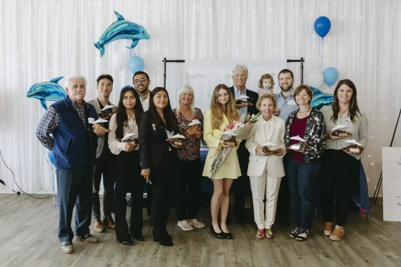 2022 Câștigătorii Dolphin Award, într-o imagine cu premiile acordate în cadrul ceremoniei la Malibu West Beach Club in Malibu, Calif., on May 1, 2022. Foto: David Pashaee