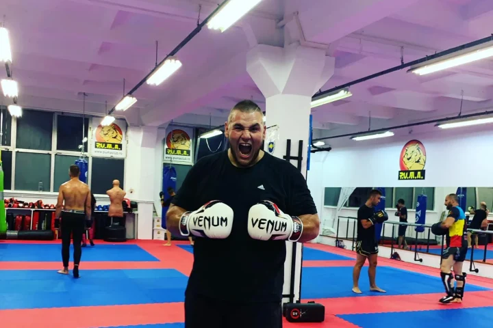 Video viral cu uriașul campion mondial la judo Daniel Natea în timp mută o mașină din parcarea unui centru comercial