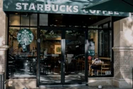 Starbucks închide peste 100 de magazine