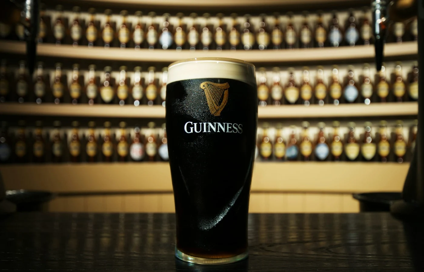 Berea Guinness a luat naștere oficial în 1759, atunci când Arthur Guinness a închiriat berăria St. James’s Gate din Dublin și a început să producă bere stout. La început, berăria producea cantități modeste, iar rețeta lui Arthur Guinness a fost dezvoltată pentru a crea un gust bogat, ușor amărui, caracteristic berii Guinness.
