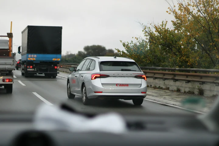 Cuplu surprins făcând sex la volan pe autostradă, aproape de un accident major la 145 km/h