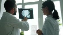 Scăderea hormonilor sexuali masculini poate favoriza dezvoltarea glioblastomului, un cancer cerebral agresiv, arată un nou studiu publicat în Nature