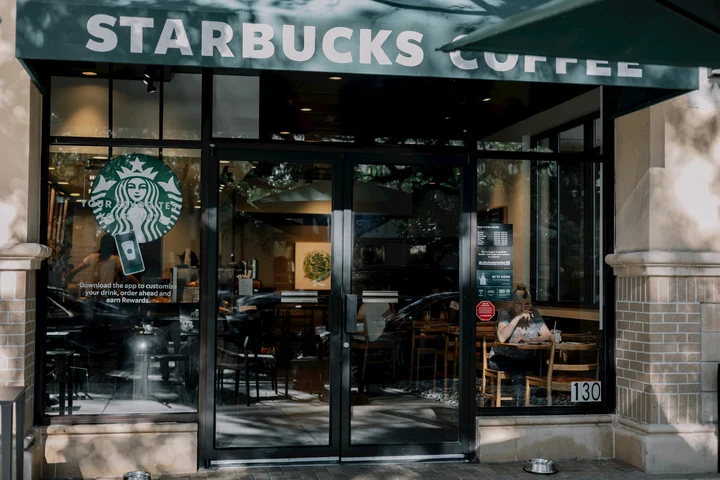 Starbucks închide peste 100 de magazine