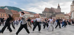 INTERVIU. Când orașul dansează, oamenii se vindecă. Brașov Dance Day, antidotul împotriva izolării și stresului. Evenimentul care transformă mișcarea în stare de bine