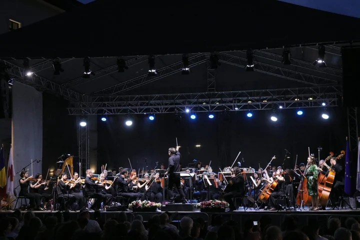 Filarmonica Brașov continuă seria concertelor verii. Gala Magisterra, Astor Piazzolla și Phill Jazz Band, în programul următoarelor zile