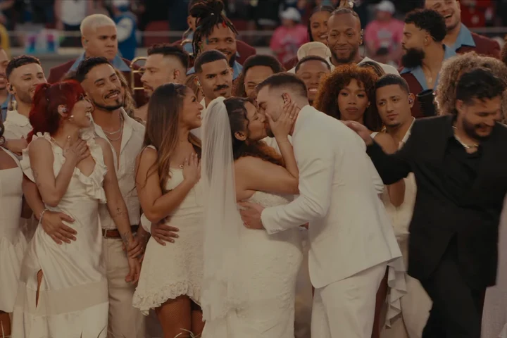 Adevărul incredibil din spatele cuplului care s-a căsătorit în timpul show-ului de la Super Bowl al lui Bad Bunny