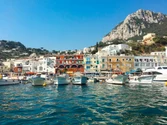 Cartea care te duce în Capri fără să pleci de acasă. Un turist este găsit mort în paradisul italian