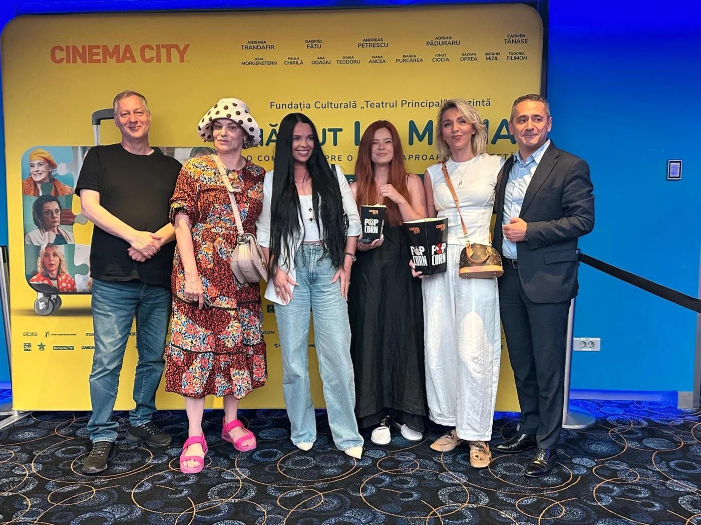 Membrii echipei filmului „Mă mut la mama”, alături de spectatori, în cadrul caravanei naționale de promovare organizate în cinematografele din țară. Adriana Trandafir, interpreta personajului principal, a lipsit de la toate evenimentele dedicate lansării.