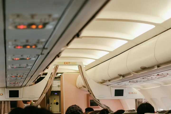Care este cel mai sigur loc din avion în cazul unui accident aviatic?