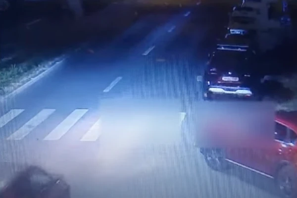 În Iași, o șoferiță lovește un copil pe trecerea de pietoni unde era deja parcată o mașină cu avariile pornite și apoi fuge