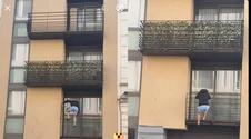Scene hilare în apropierea Parlamentului European. Cum a coborât un bărbat de la etajul trei pe balcoanele unui imobil din Bruxelles: „M-am apucat să îl filmez ...”