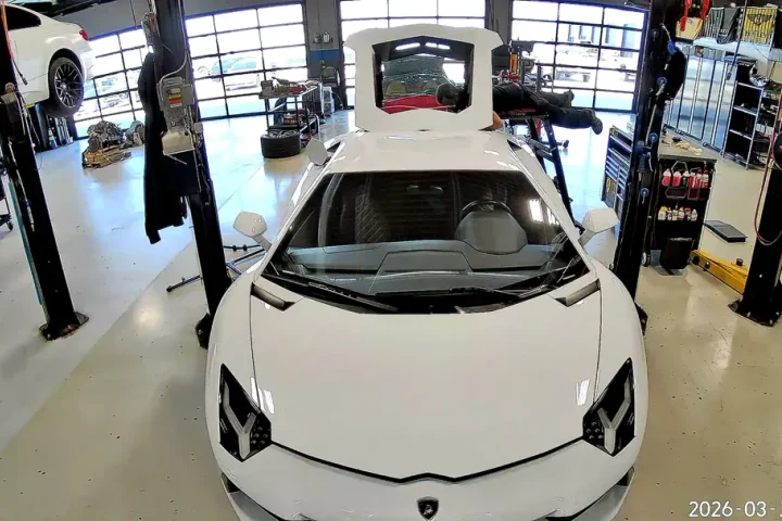 Nebunie totală sau țeapă de lux: un mecanic a reparat un Lamborghini cu 40$. Piesa banală care a înlocuit o reparație de 1.300$