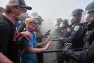VIDEO: Violențele cresc în protestele din Los Angeles. Momentul în care un jurnalist a fost lovit cu un glonț de cauciuc