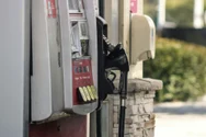 Guvernul analizează declararea situației de criză pe piața carburanților. Plafonarea adaosului și restricții la export, printre măsurile discutate