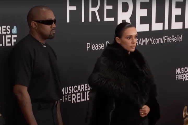 Grammy în stilul Kanye West. Bianca Censori, goală, fără lenjerie intimă, pe covorul roșu. Soția lui Ye a șocat cu apariția la gala premiilor muzicale VIDEO