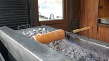 Când și unde a apărut deliciosul kürtőskalács, desertul transilvănean care a cucerit lumea