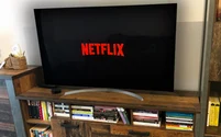 Două seriale de pe Netflix pline de umor negru care merită văzute în weekend