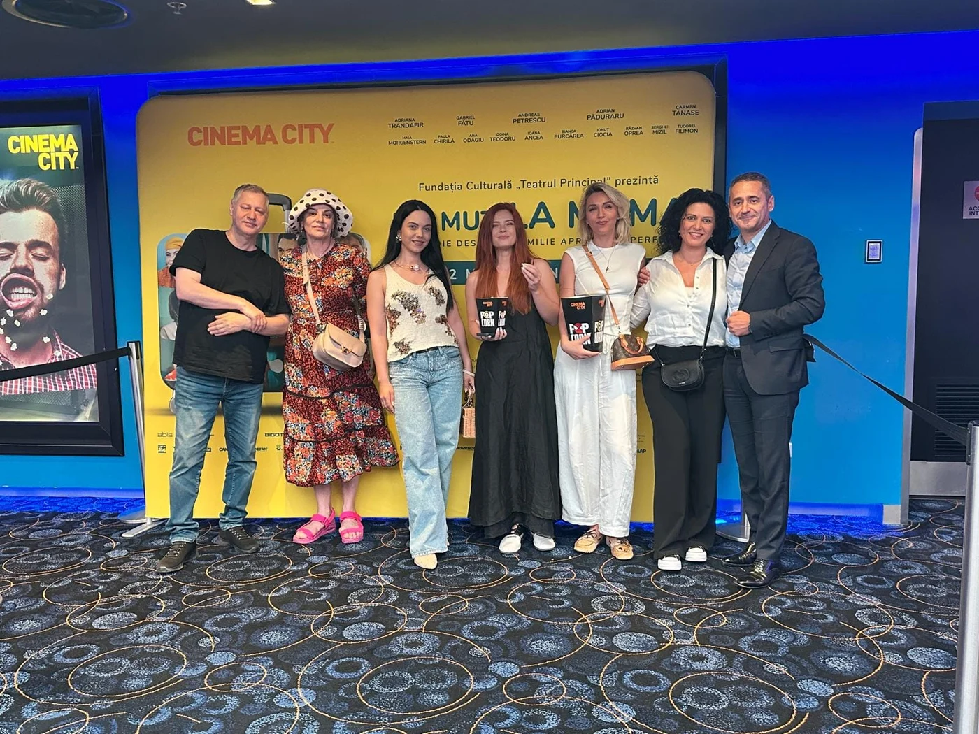 Actori din distribuția filmului „Mă mut la mama” au participat la întâlniri cu publicul în mai multe orașe din țară. Marea absentă a fost Adriana Trandafir, în jurul lipsei căreia au apărut speculații privind existența unor tensiuni în culisele producției