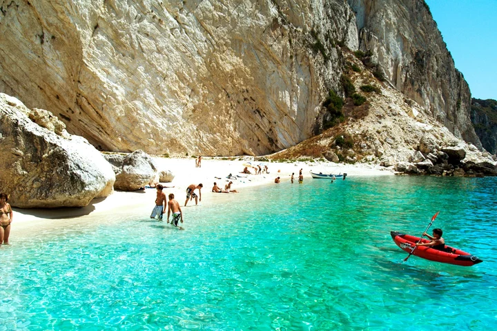Insula secretă din Grecia unde luxul costă mai puțin decât în România
