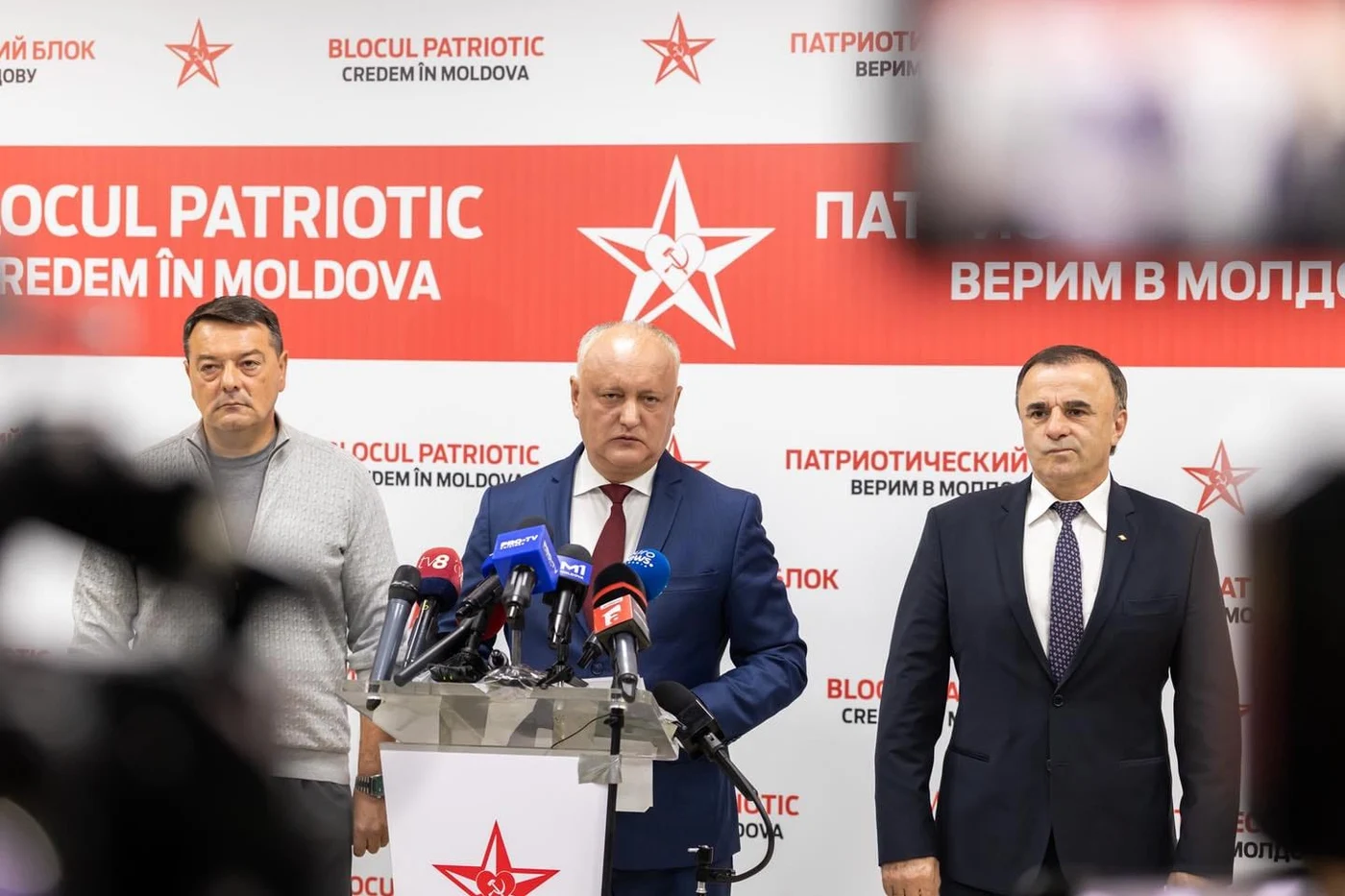 Igor Dodon (mijloc)